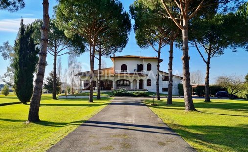 Villa in Pietrasanta, Tuscany, Italy 1