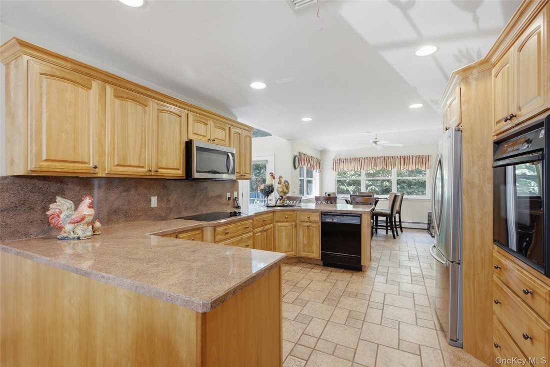 House in Hauppauge, New York, United States 5 - 18500415