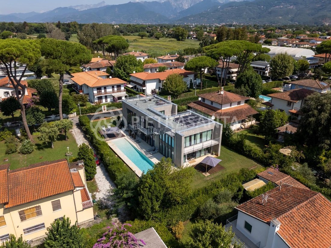 Villa in Tonfano, Pietrasanta, Italy 2 - 18503413