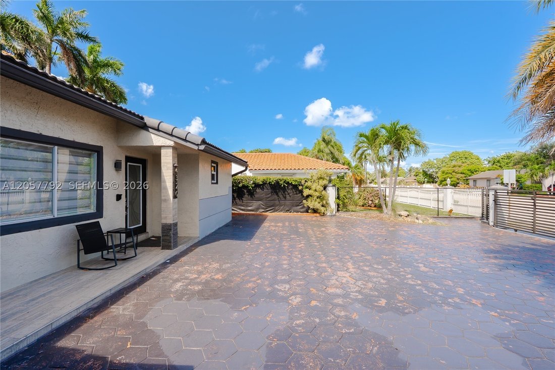 House in Hialeah, Florida, United States 4 - 18499623