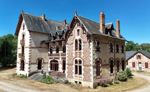 Château à Moulins, Auvergne-Rhône-Alpes, France 1