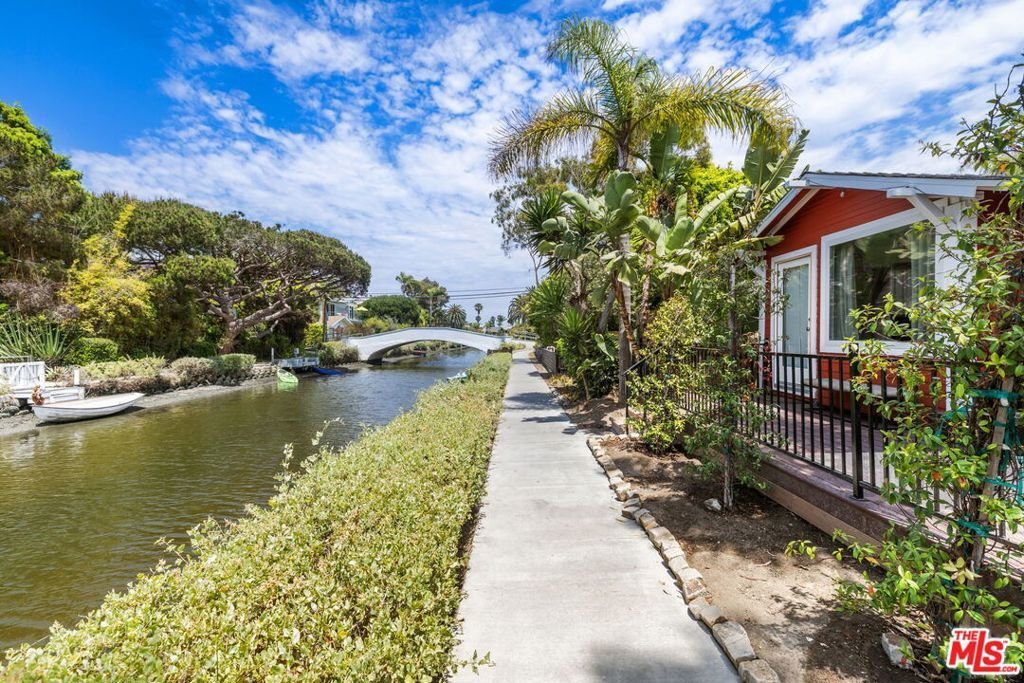 Los Angeles, California, United States 3 - 18501935