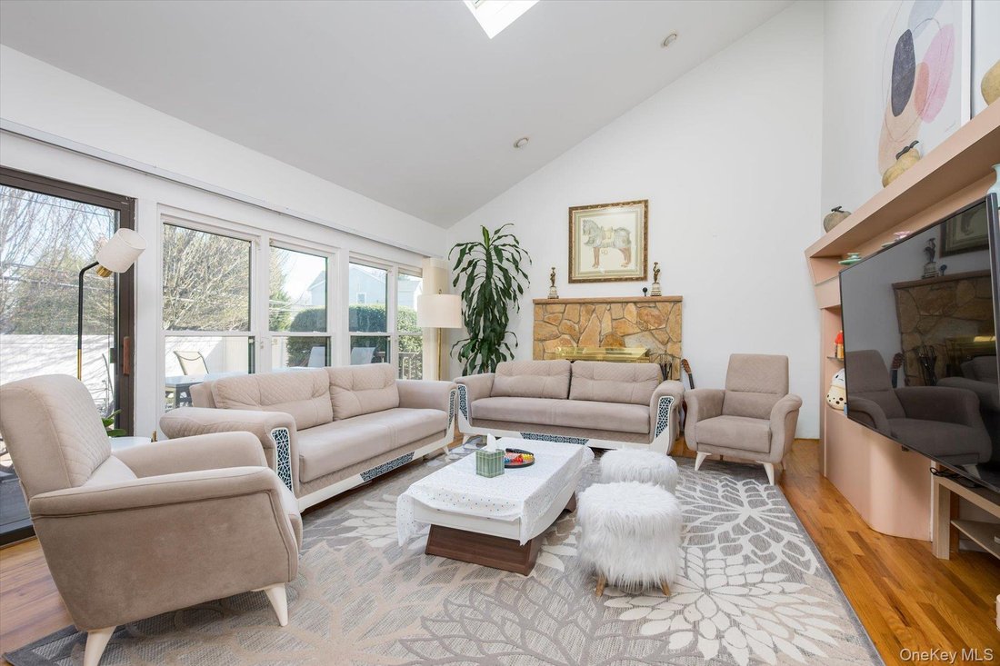 House in Syosset, New York, United States 3 - 18134050