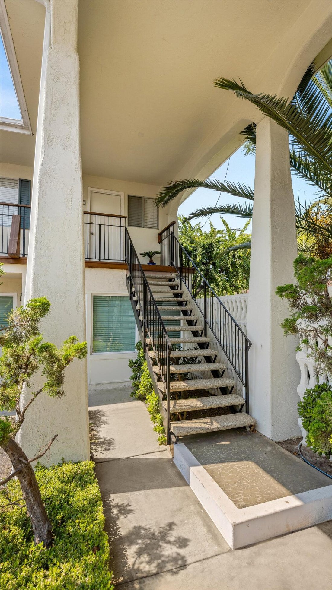 Santa Barbara, California, United States 5 - 18501642