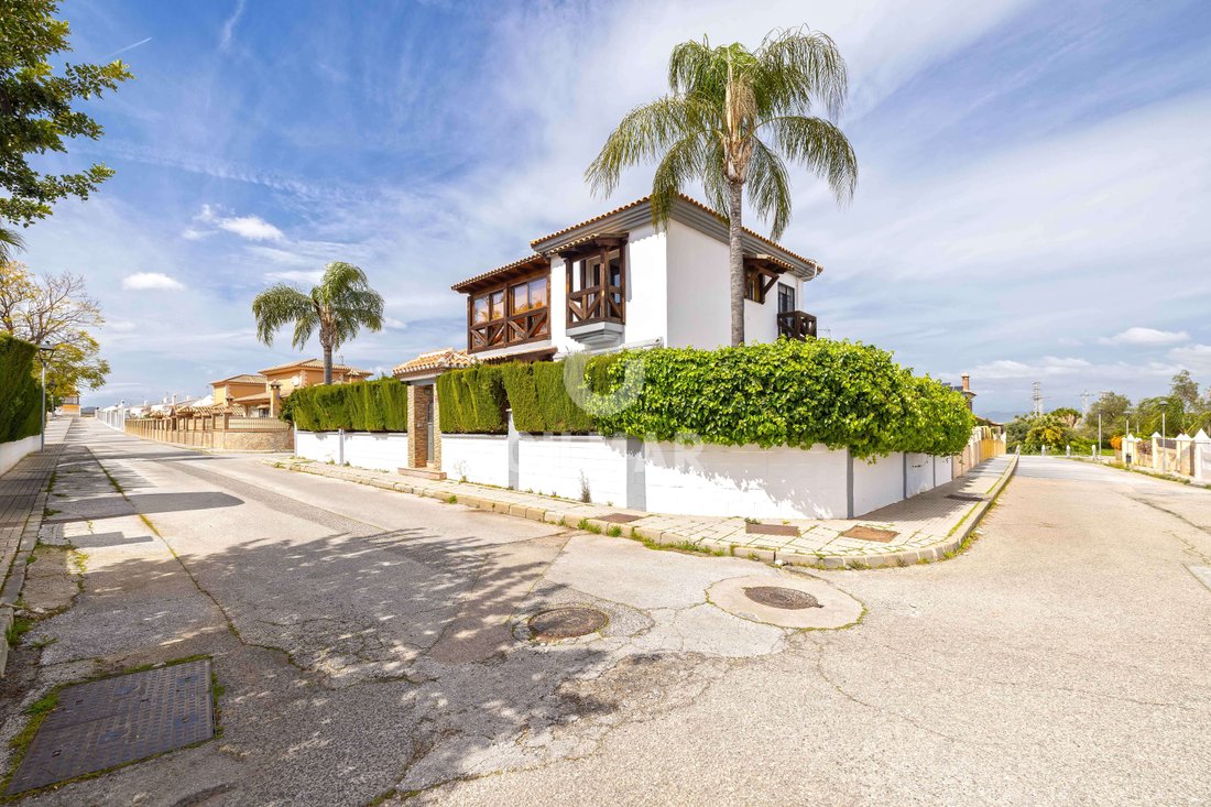 Villa in Alhaurin de la Torre, Andalusia, Spain 1 - 18499328
