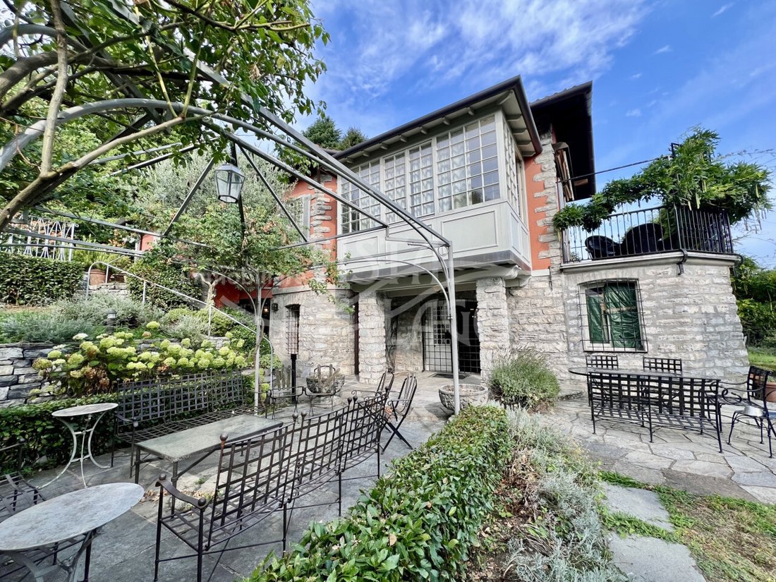 Villa in Sagnino-Tavernola-Monte Olimpino, Como, Lombardy 1 - 18275660