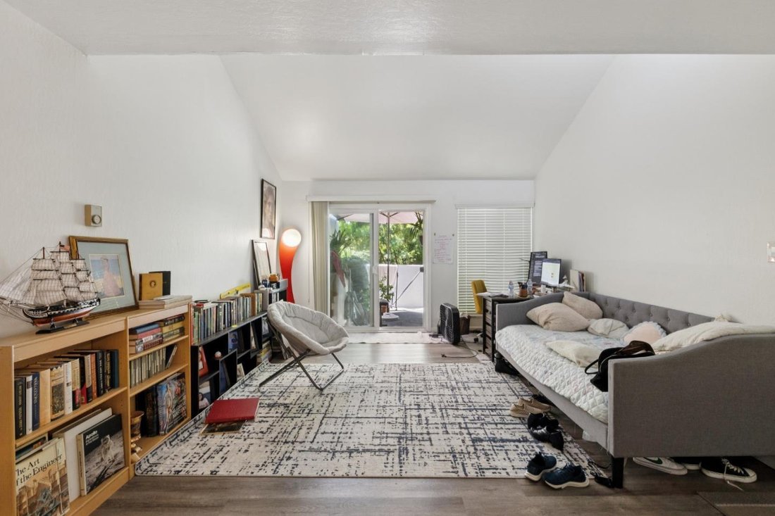 Redwood City, California, United States 5 - 18499034