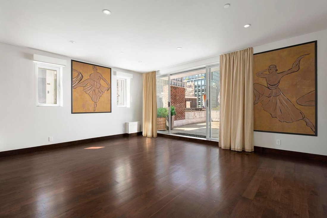 New York, New York, United States 3 - 17452824