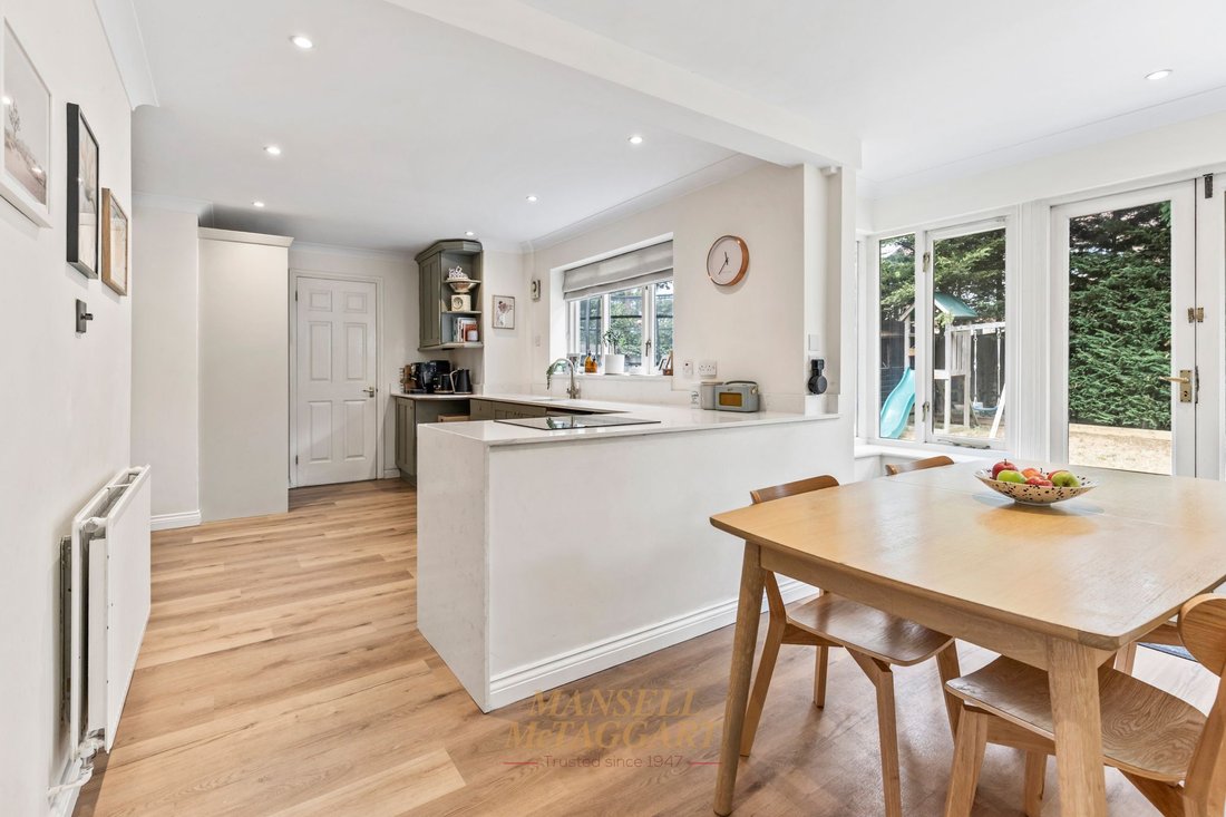 House in Barnwoodworth, Crawley, England 2 - 18500805