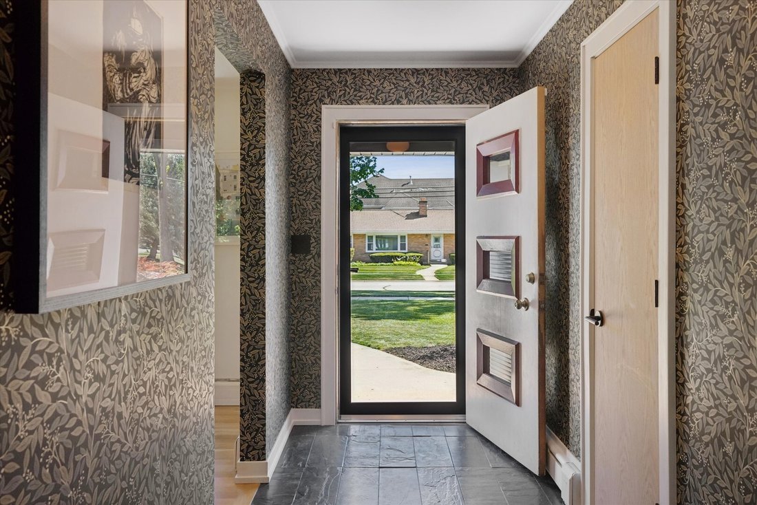 House in Mount Prospect, Illinois, United States 3 - 18502791