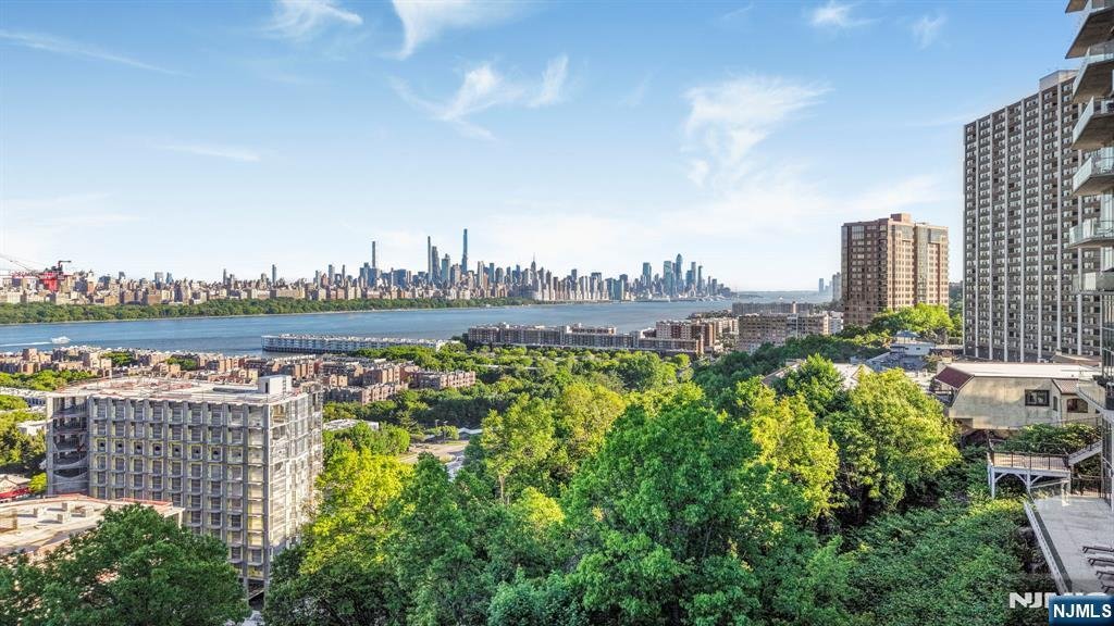 Condo in Cliffside Park, New Jersey, United States 2 - 18066578