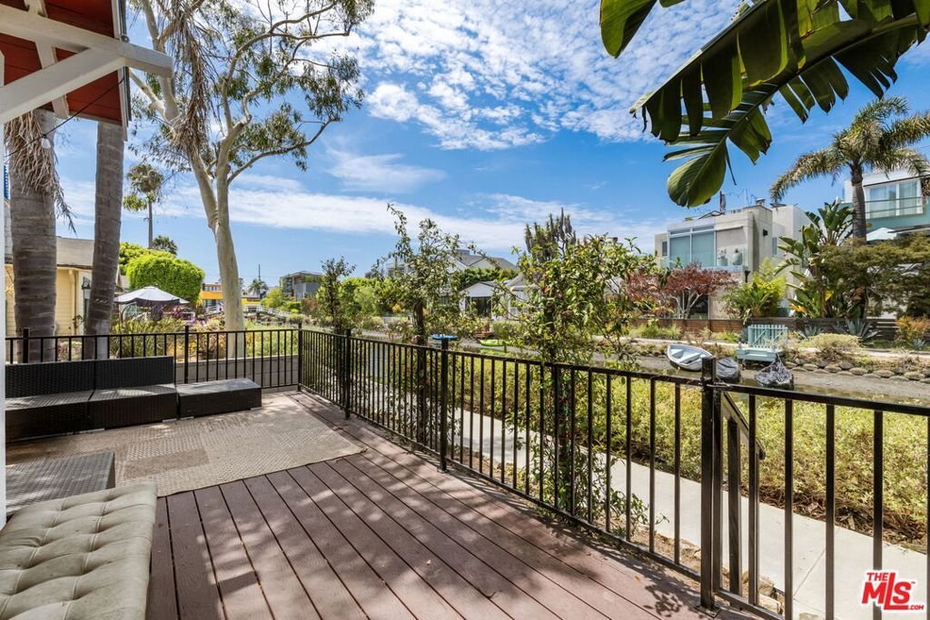 Los Angeles, California, United States 5 - 18501935