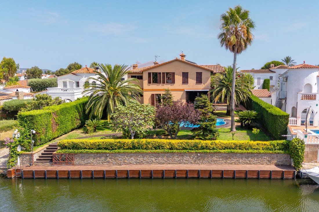 Villa in Empuriabrava, Catalonia, Spain 1 - 18499926