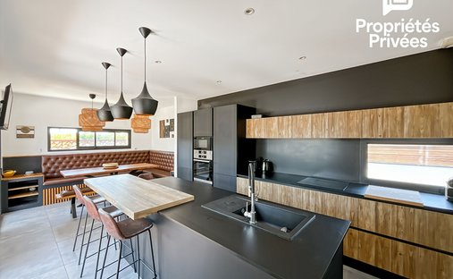 Villa in Sud, Artigues-pres-Bordeaux, France 1