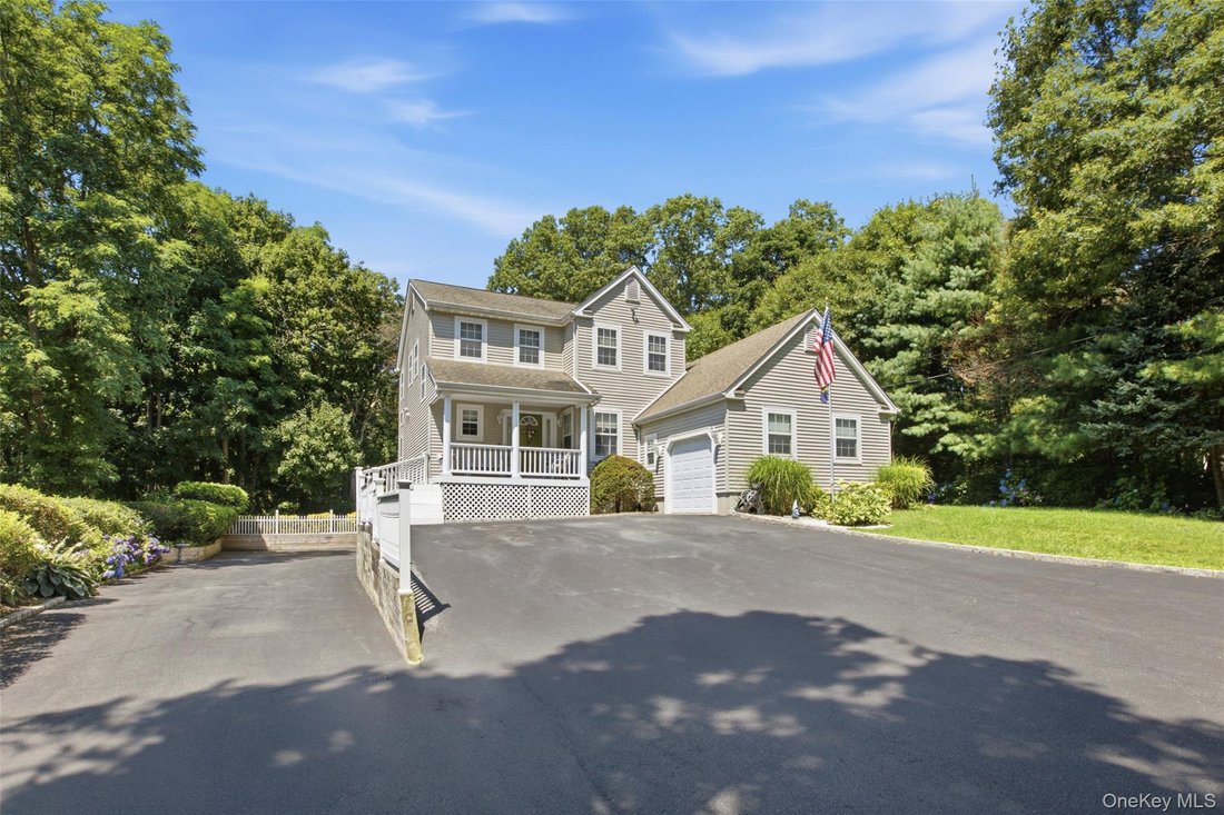 House in Hauppauge, New York, United States 2 - 18500415
