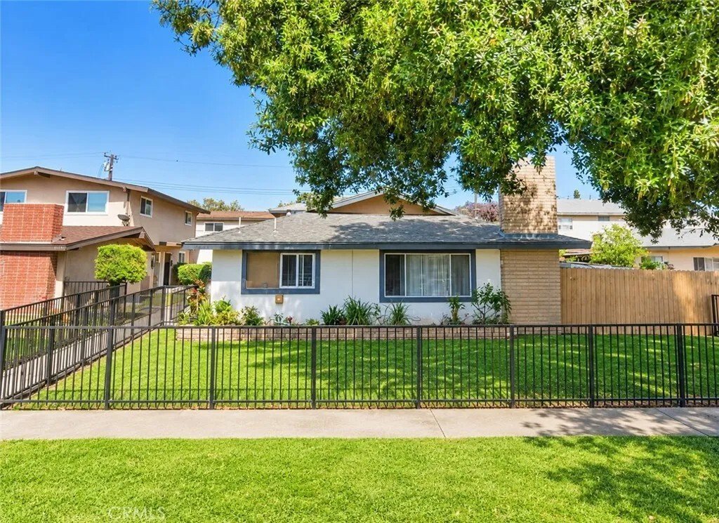 Santa Ana, California, United States 1 - 18499216