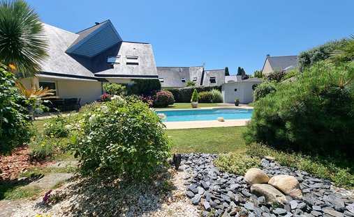 Villa in La Dezière-L'Etang, Avrillé, France 1