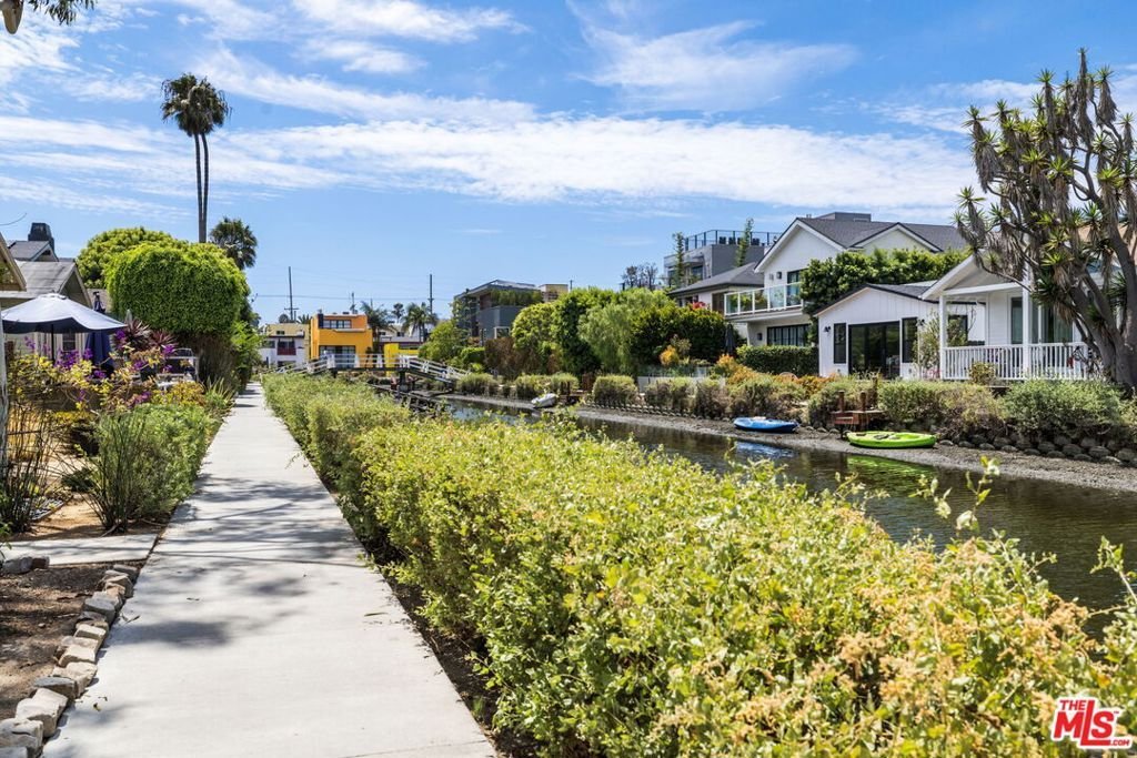 Los Angeles, California, United States 4 - 18501935