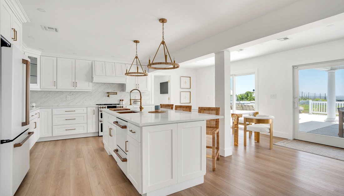 House in Center Moriches, New York, United States 4 - 18396828