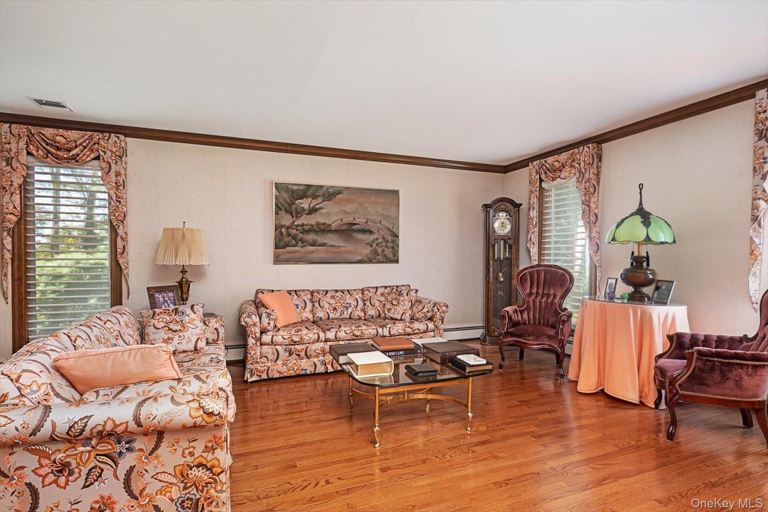 House in Woodbury, New York, United States 5 - 18062509