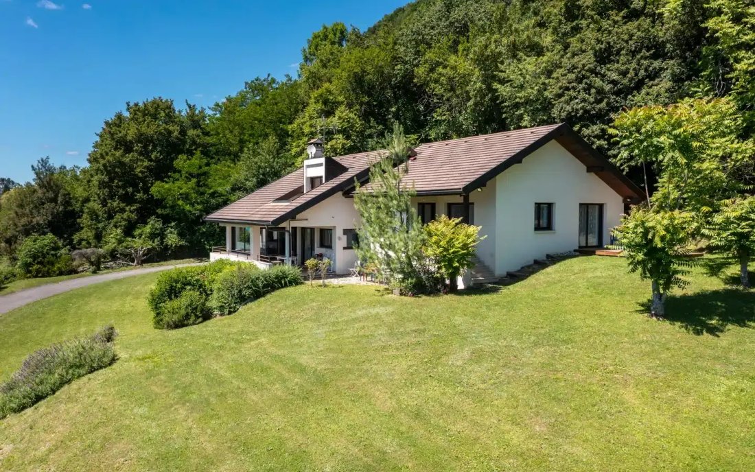 Estate in Menthon-Saint-Bernard, Auvergne-Rhône-Alpes, France 1 - 18499934