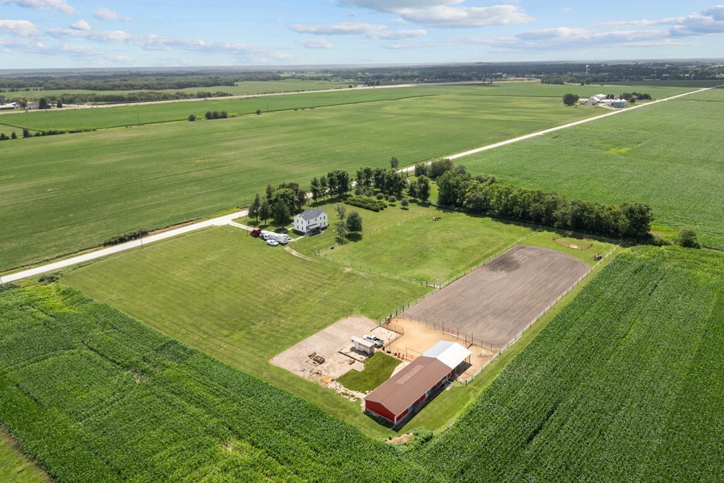 House in Blue Grass, Iowa, United States 3 - 18499440