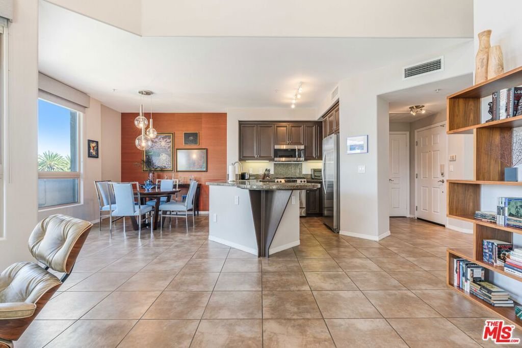 Condo in Los Angeles, California, United States 5 - 18501893