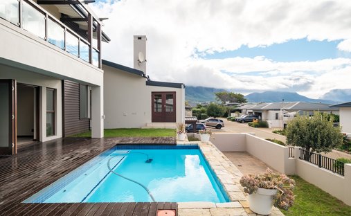 House in Tokai, Muizenberg Mountains, Cape Town 1