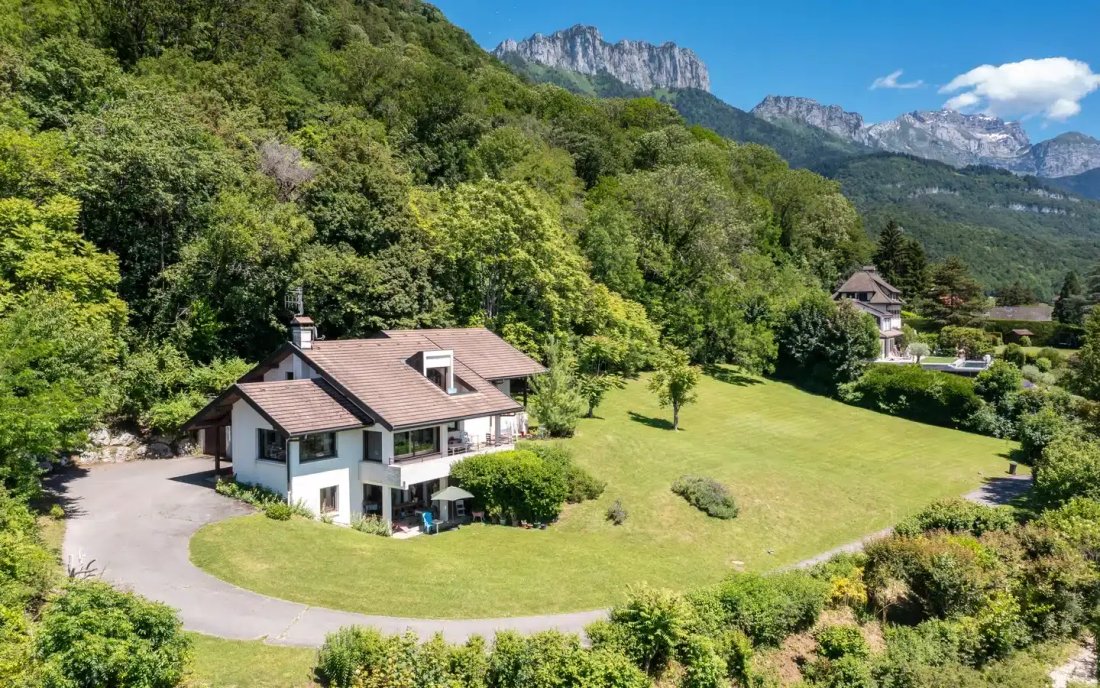 Estate in Menthon-Saint-Bernard, Auvergne-Rhône-Alpes, France 2 - 18499934