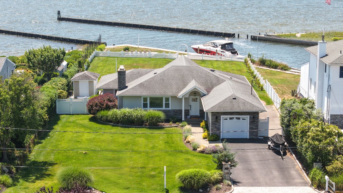 House in Center Moriches, New York, United States 1 - 18396828