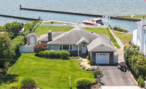 House in Center Moriches, New York, United States 1