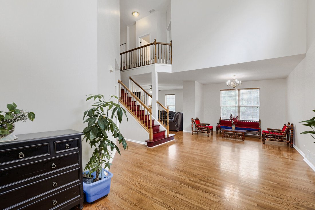 House in Streamwood, Illinois, United States 2 - 18499455