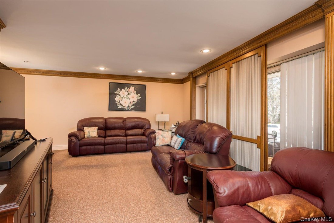 House in Plainview, New York, United States 3 - 18016895