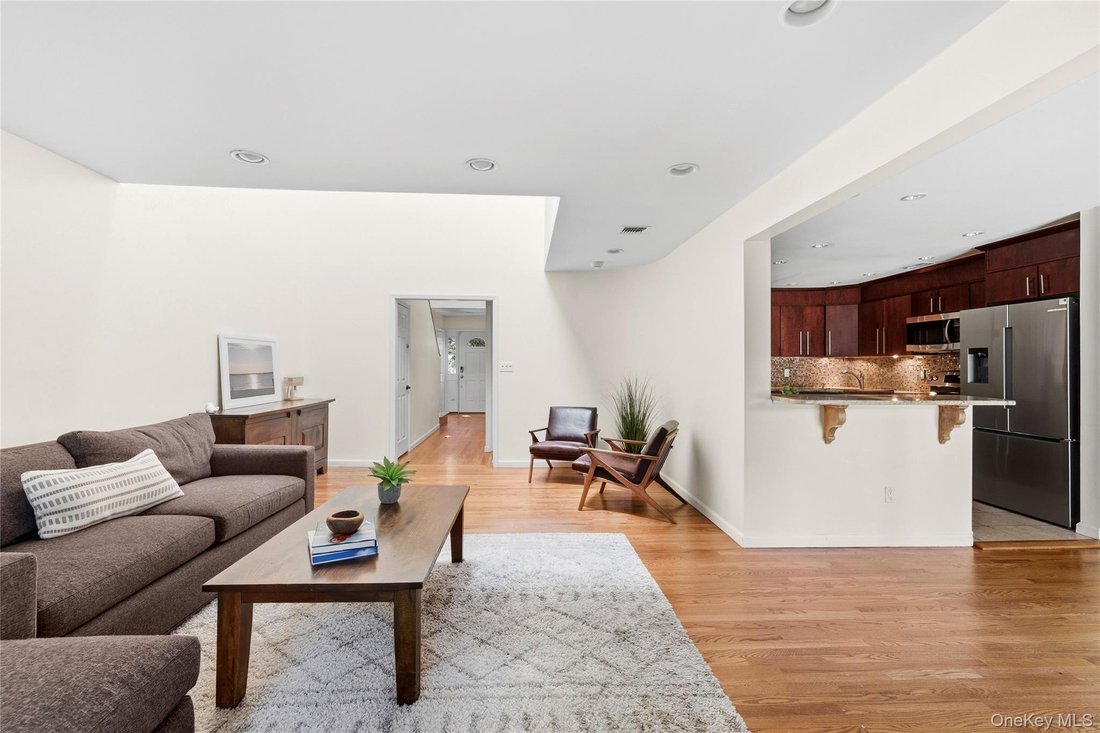 Condo in Woodbury, New York, United States 5 - 18499384