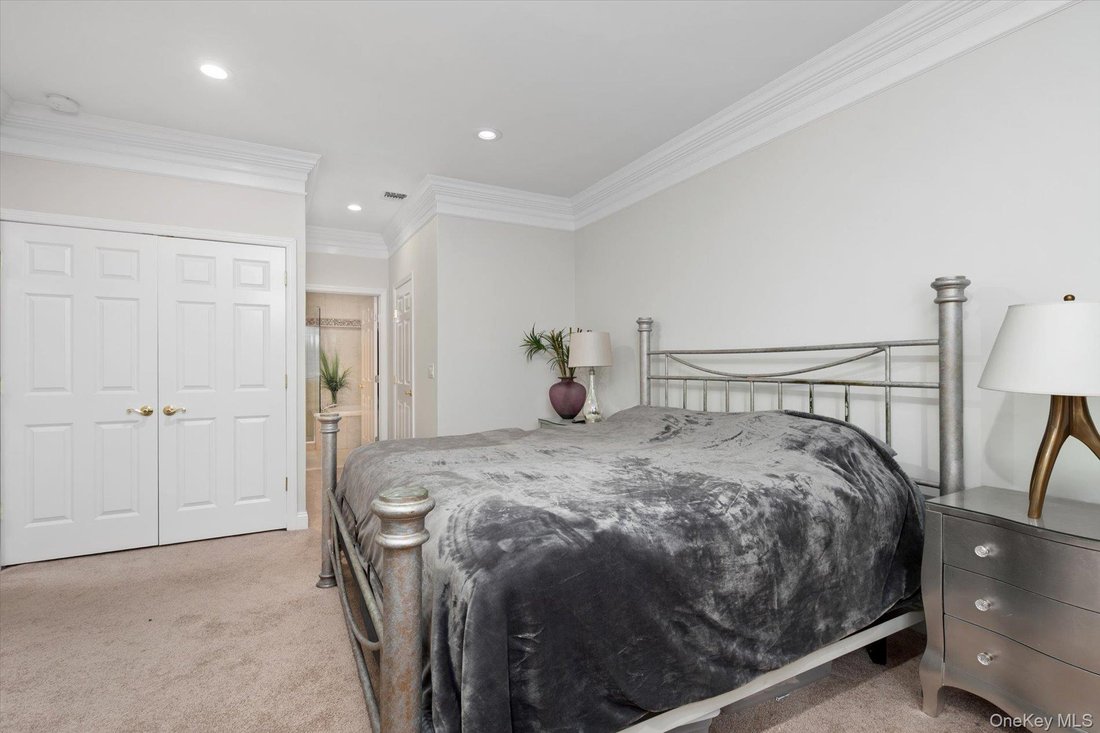 Condo in Melville, New York, United States 5 - 18500917