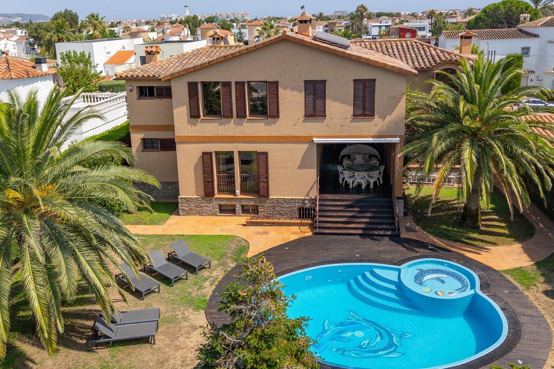 Villa in Empuriabrava, Catalonia, Spain 2 - 18499926