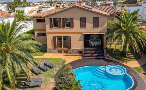 Villa in Empuriabrava, Catalonia, Spain 1