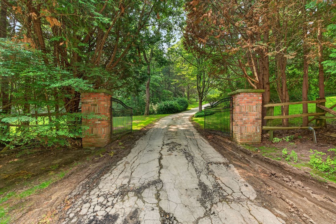 Estate in Hamilton, Ontario, Canada 2 - 18499851