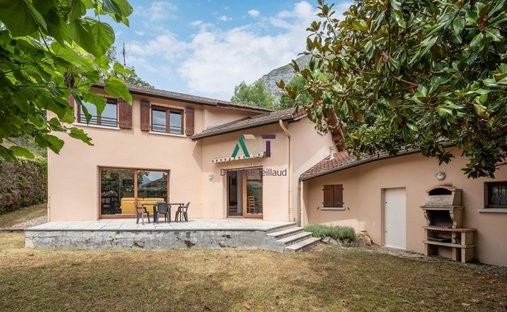House in Barnave-Saint Robert, Saint-Egreve, France 1