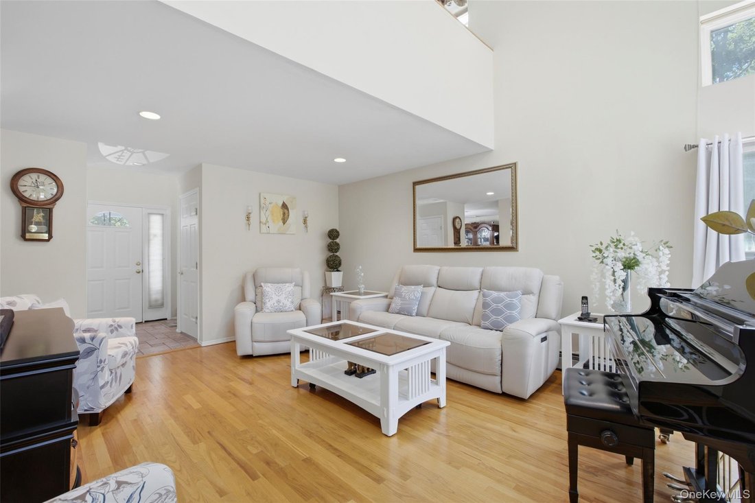 House in Hauppauge, New York, United States 4 - 18500415