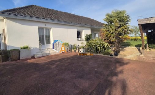 House in Bourg, Fondettes, France 1