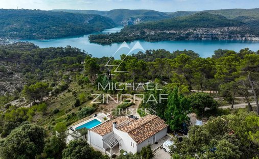 Estate in Esparron-de-Verdon, Provence-Alpes-Côte d'Azur, France 1