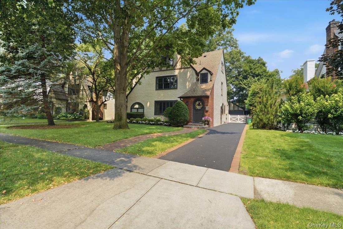 House in Garden City, New York, United States 2 - 18499385