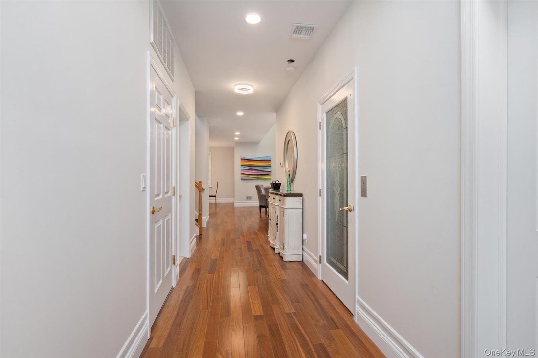 Condo in Melville, New York, United States 3 - 18500917