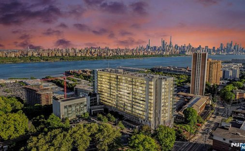 Condo in Cliffside Park, New Jersey, United States 1