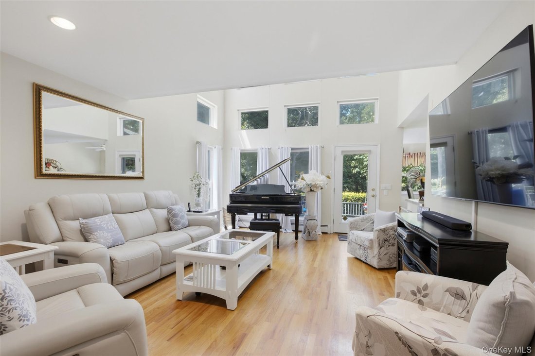 House in Hauppauge, New York, United States 3 - 18500415