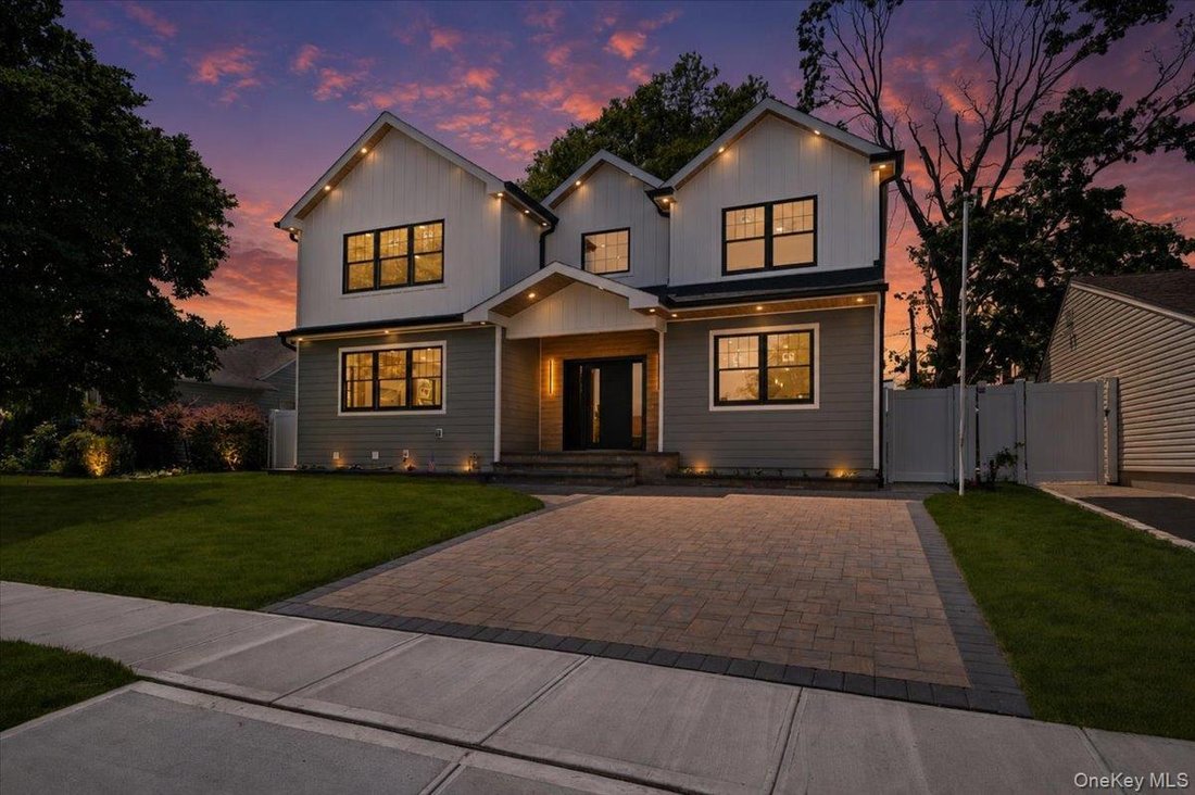 House in Bethpage, New York, United States 2 - 18505935