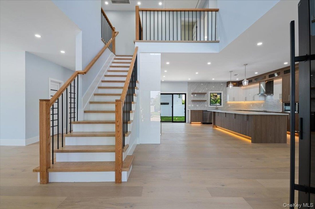 House in Bethpage, New York, United States 3 - 18505935