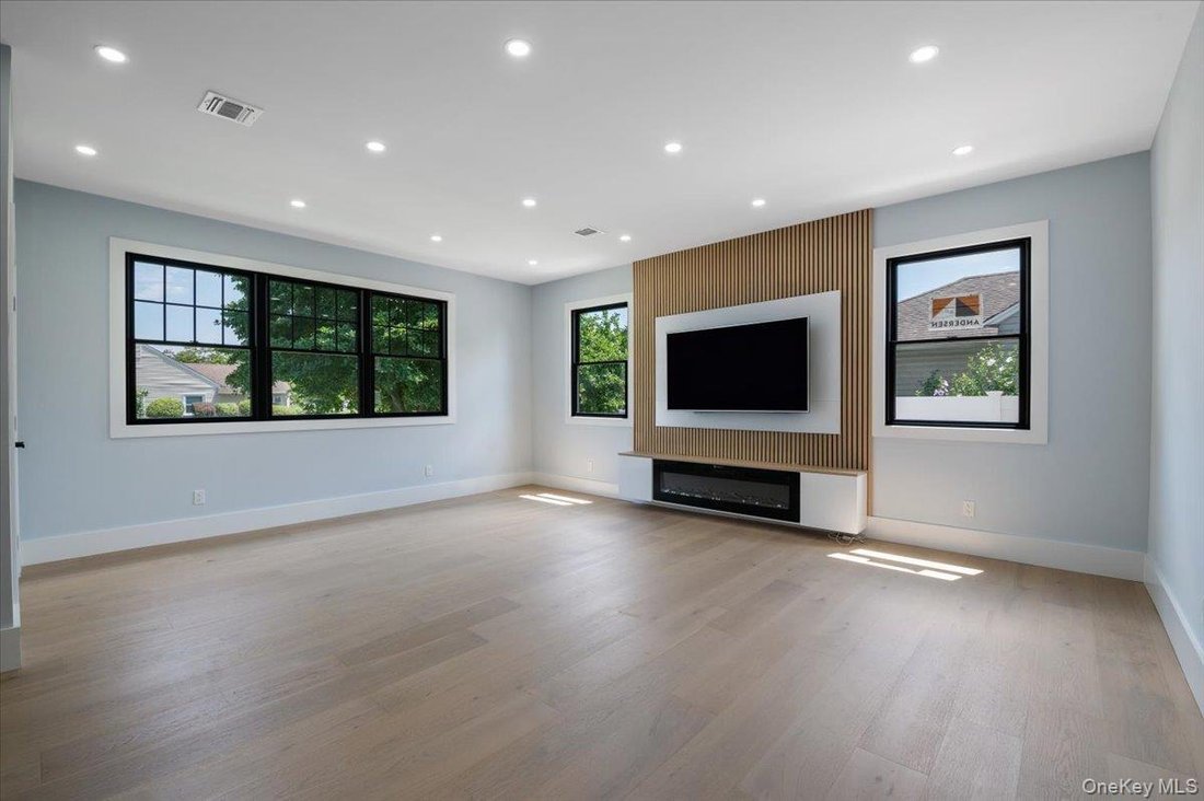 House in Bethpage, New York, United States 4 - 18505935