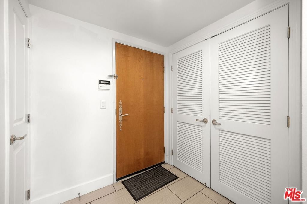 Condo in Los Angeles, California, United States 3 - 18505574